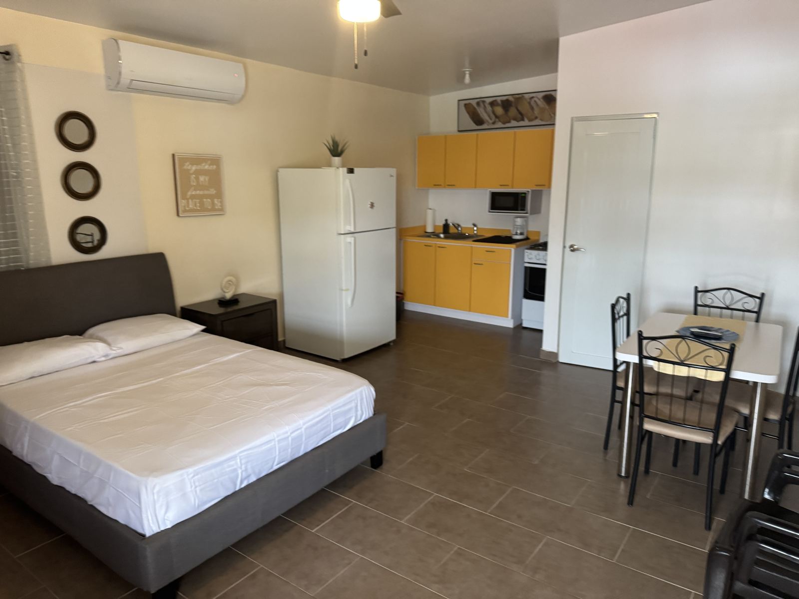 El Coquí Suite — family studio with full bed and futon